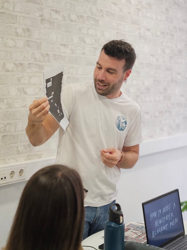Colaborador presentando un taller de poesía blackout en La CoolMente, La Orotava