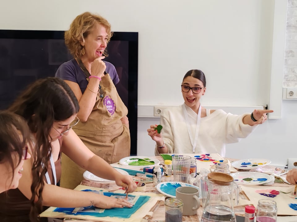 Taller de estampación de bolsas de tela, una actividad de bienestar emocional en La Orotava