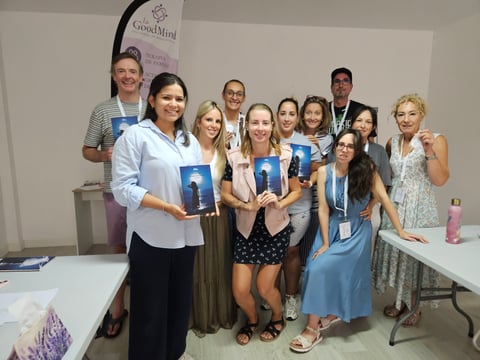 Participantes del taller Enciende Tu Luz sosteniendo el libro de poesía en La CoolMente